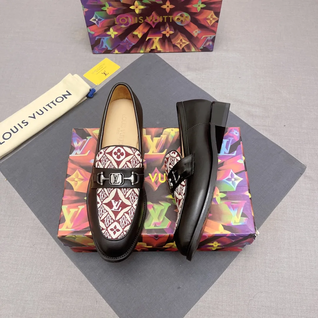 p440【LV】《Lv leather shoes are a must-have for trendy men. 👟Strong European fashion atmosphere. Generous shoe last. High-end quality. Fully imported first-layer cowhide. Sheepskin lining. Comfortable on the feet. Lightweight rubber outsole is thick and comfortable. 👍👍Its unique talent lies in its unremitting pursuit of innovation. 0️⃣0️⃣2️⃣ Code number 39 to 44 (Can be customized for 38.45) No. 0117